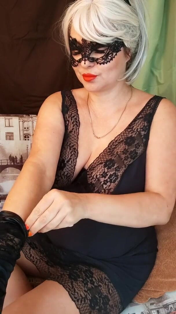 Mommy Inna: Твоя сладкая мачеха ласкает ее задницу, а затем доводит ее киску до оргазма с вибратором