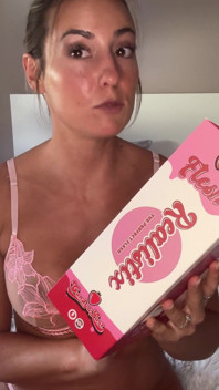 Diese Dildo-Anpassung endet in Footjob und Deepthroat