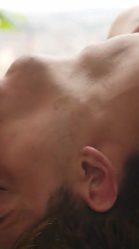 Yuri leží na masážním stole na krásném městském pozadí