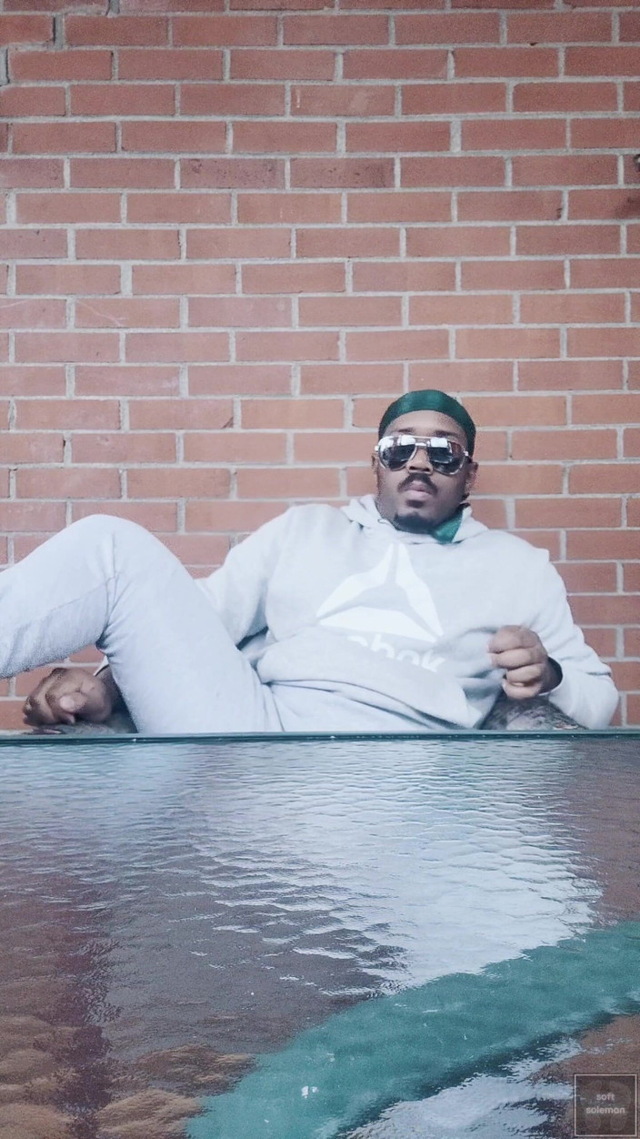 Soft Soleman: Я оголюю свої ноги і торкаюся їх