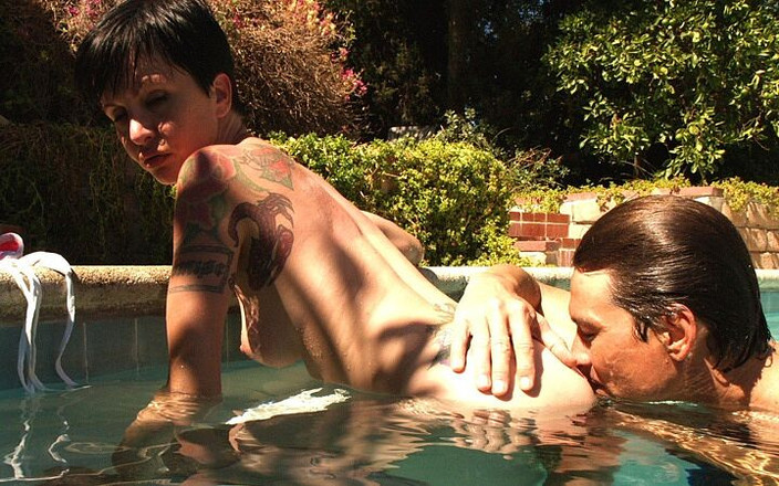 Velvet Ecstasy: Aqua rim - ateşli orta yaşlı seksi kadın havuz başında sikiliyor...