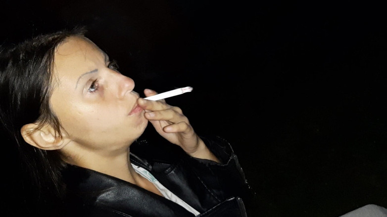 Lesbian-illusion: Primero traté a la chica extraña con un cigarrillo, y...