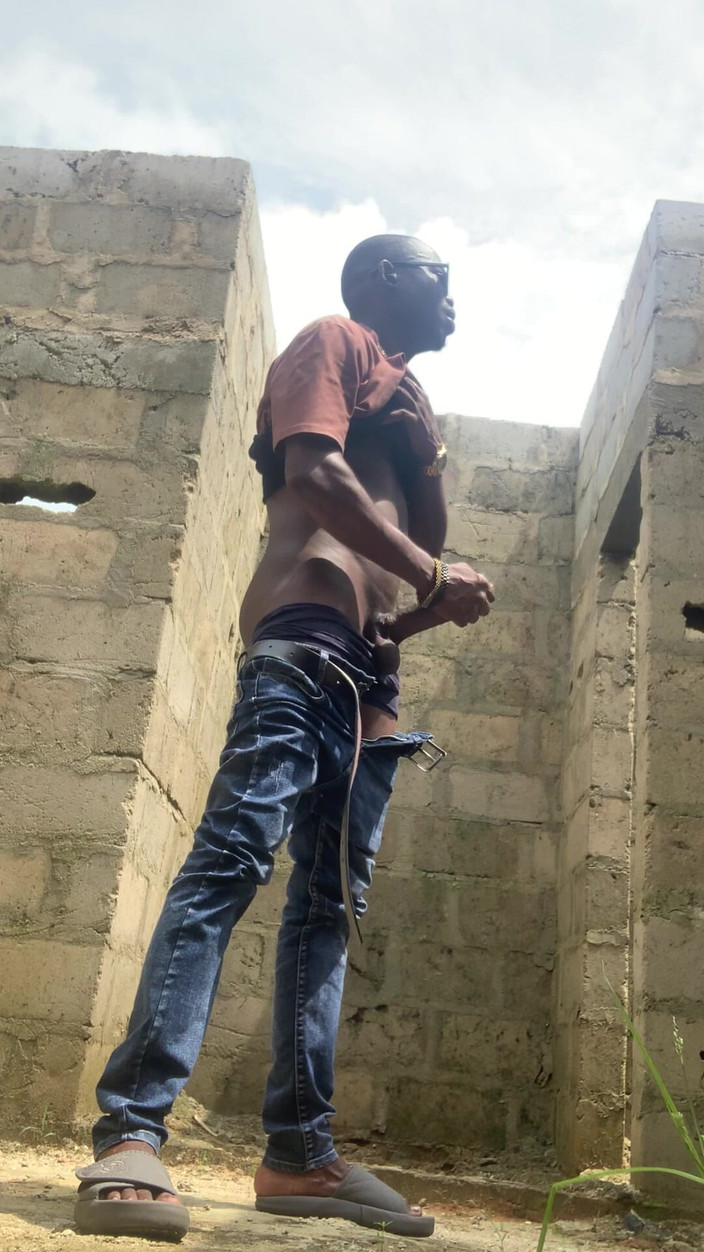 Dickass3x: 在阳光下一座无法完成的建筑中的快速一个