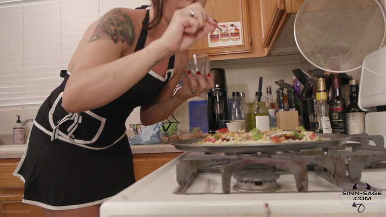 Sinn Sage: Biuro Pizza Party Giantess z udziałem Sinn Sage