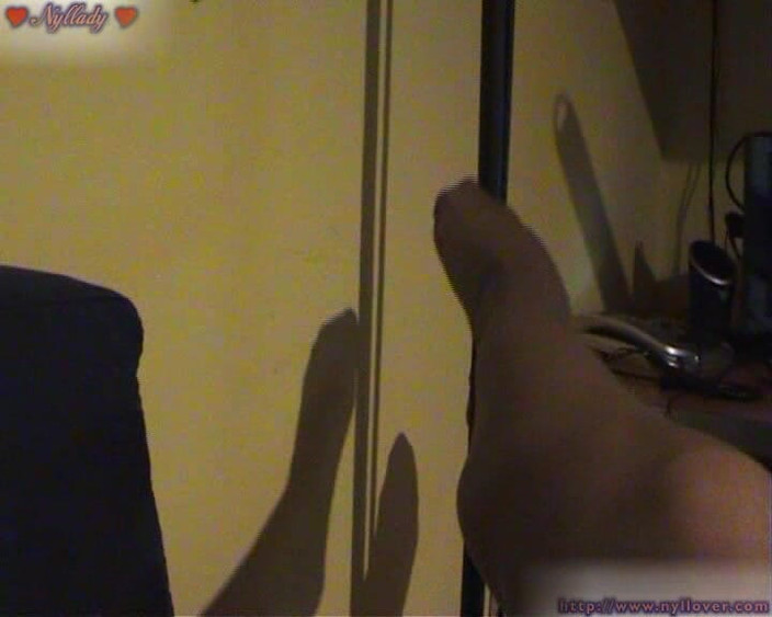 Nyllady: Masturbare cu picioarele la o lampă
