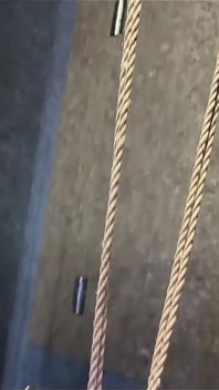 Saia curta, peito da menina, beliscando humilhação