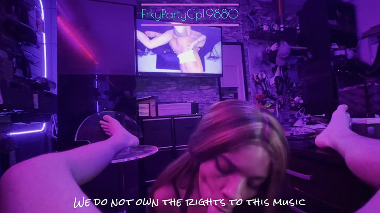 FrkyPartyCpl9880: Nadia dává hlavu v kanceláři, zatímco jsem sledoval naše video