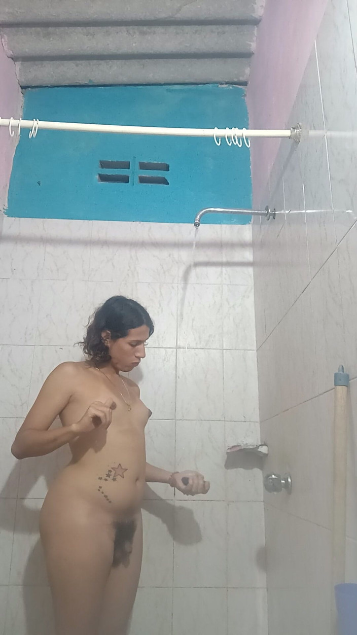 Femboy from Colombia: 这片独自一人在浴室的时刻，我们要享受