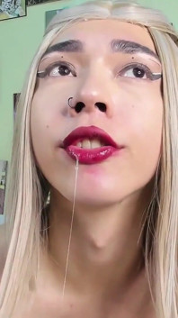 A loira porca fazendo xixi e chupando seu pau