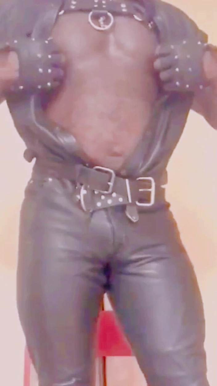 Black smoking muscle stepdad: Om-om pantat bahenol lagi asik ngentot pantat bahenolnya