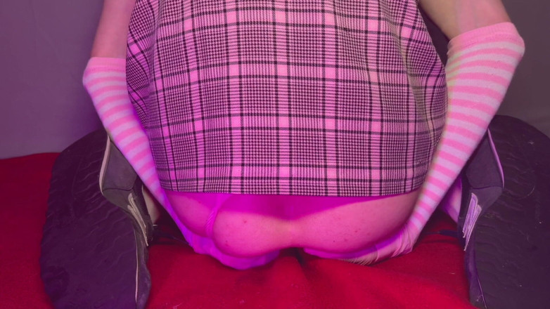 Horny Anal Play: Femboys hongerige kont slikt grote pluggen - sperma gebruiken als vuistneuken...