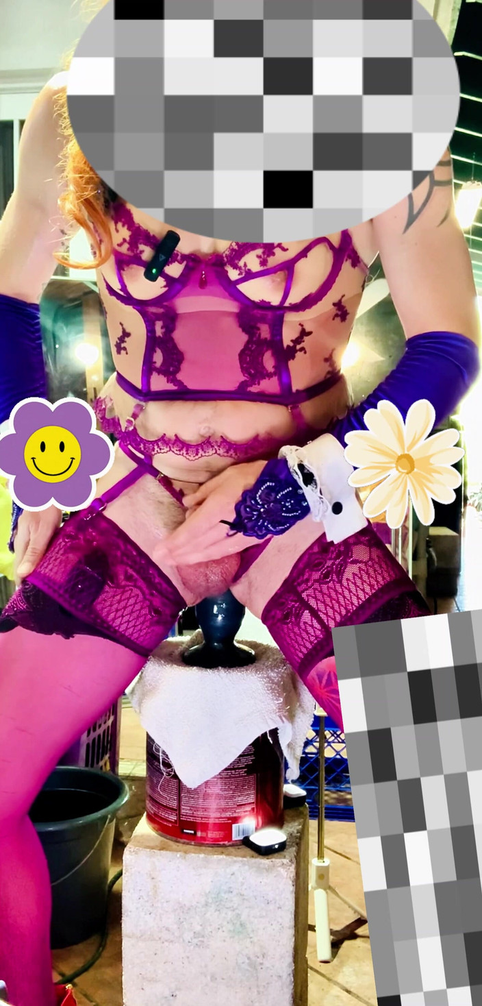 Benito414: La sexy lingerie trans latina cammina all'aperto con dentro un...