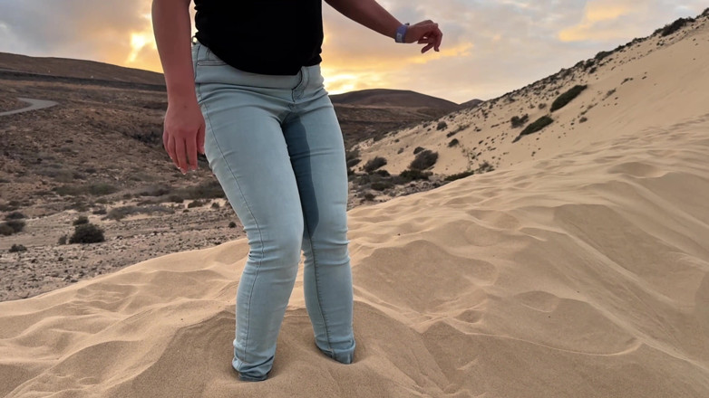Emma Voyeur: Stuck in the Sand - I Wet My Jeans While Trapped