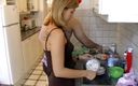 Femdom Austria: Travestiet slaaf ruimt haar keuken schoon