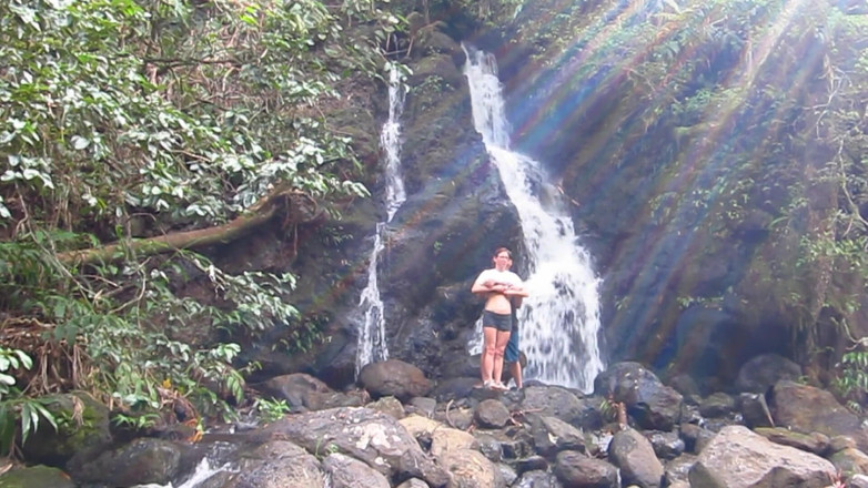 Justine Clover: Openbare waterval pijpbeurt