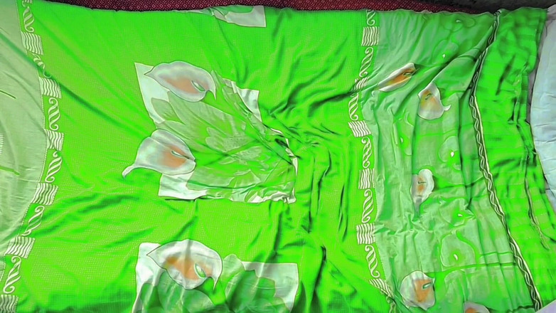 Kitty_Cross: Hezký crossdresser lákavá srdce se sexy stehny a boky