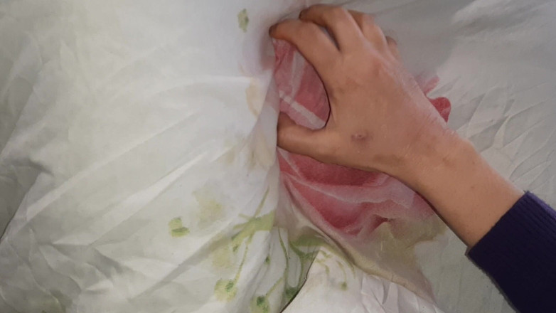 Lesbian-candys: Onze verlegen kamergenoot maakte ons wakker met cunnilingus, verrassend trio