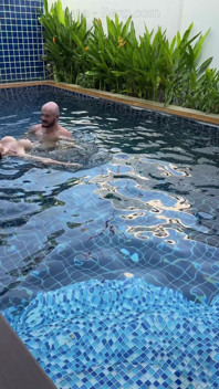 Día En La Piscina: Esposa Tetona Divirtiéndose Con Su Amante Tetas Grandes, Sol Y Gran Polla