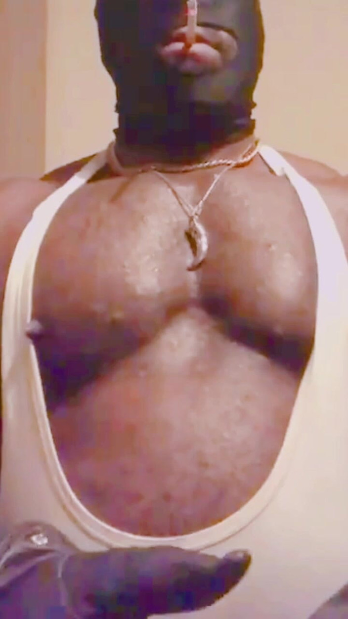 Black smoking muscle stepdad: Словесная игра с большими мускулистыми сиськами и сессия дыма