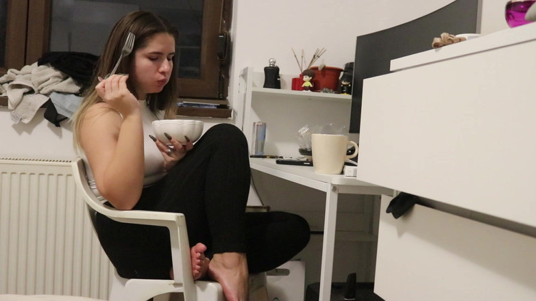 NipsAndStrips: 내 책상에서 먹는 동안 화장실