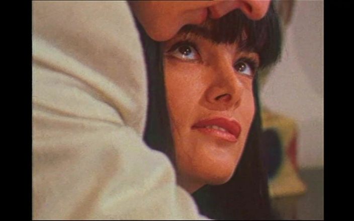 Vintage megastore: Une belle MILF à gros nichons et à la chatte poilue suce...