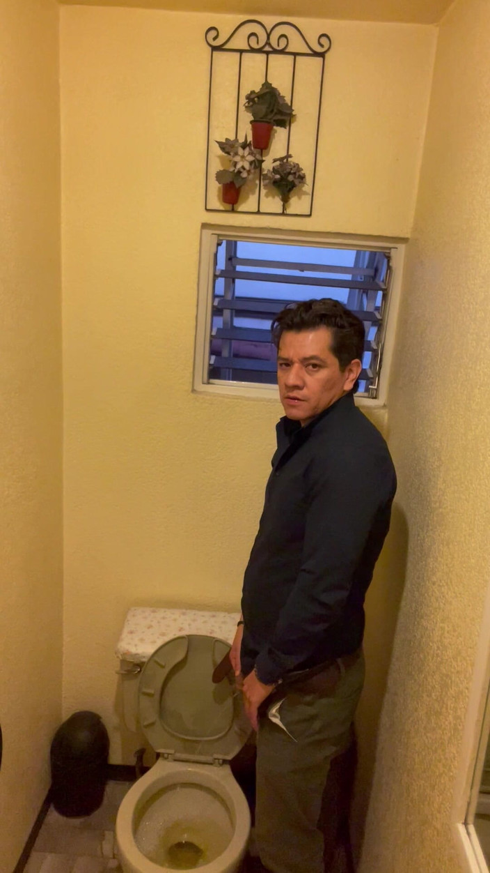 PropertyofMilton: Mear, orinar en la oficina