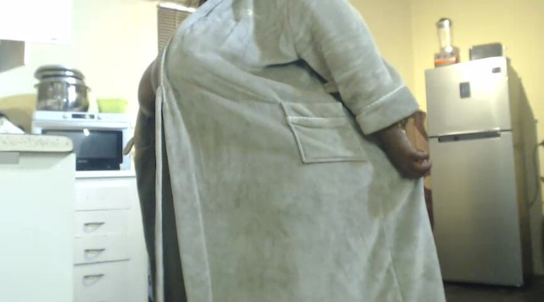 Legendary Booty Overdose: Negra milf masturbándose y gimiendo en la cocina