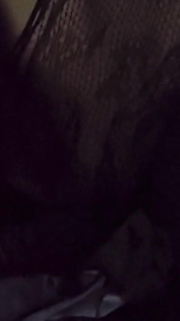 Sám nadržený crossdresser bere BBC dildo