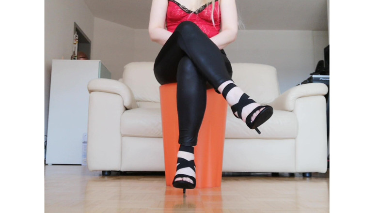 RavenBigAss: La dita corvina tocca le gambe incrociate con Hells hight...
