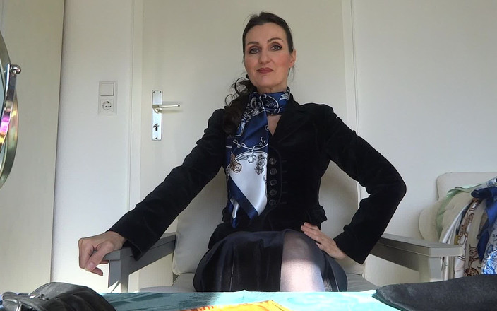 Lady Victoria Valente: Примірка 5 атласних декольте