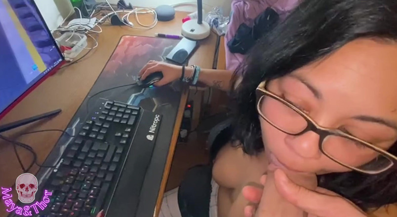 Mayay Thor X: Une gameuse à forte poitrine la suce comme une baise en...