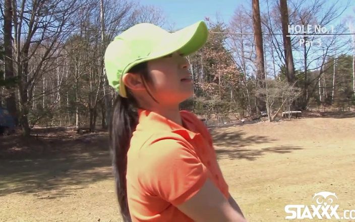 Nippon HD: Azjatyckie nastolatki grają w golfa ze striptizem