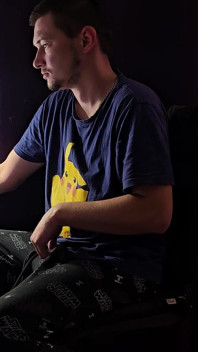 Nadržený chlap masturbuje a používá své vlastní sperma jako kávový krém