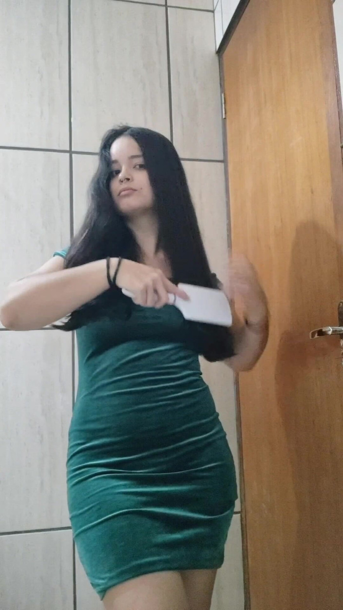 Debora Mendes: Dress up with me - rochie verde și aspect provocator