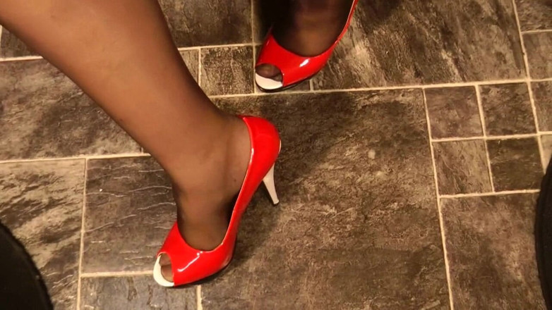 Anna Devot: Annadevot - Red - White - Black and 14 centimeters;-)