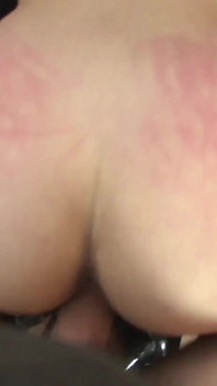 Cette jolie amatrice aux yeux bandés adore la bite