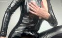 Lady Medusa: Jilat sepatu bot catwoman dan shiny catsuit