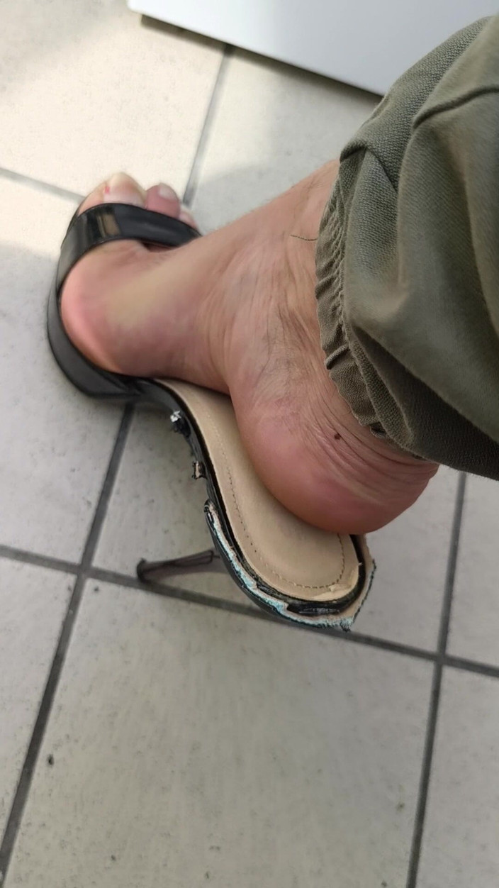 Mutsakin: Saltos e pés muito sexy