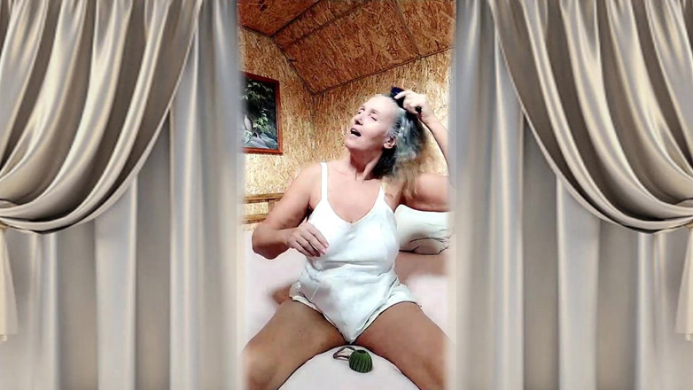 Lukerya: ホットな主婦ルケリヤがオンラインで楽しくチャット