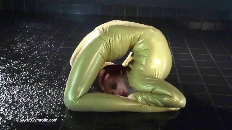 Flexilady: Flexible Mask Fetish