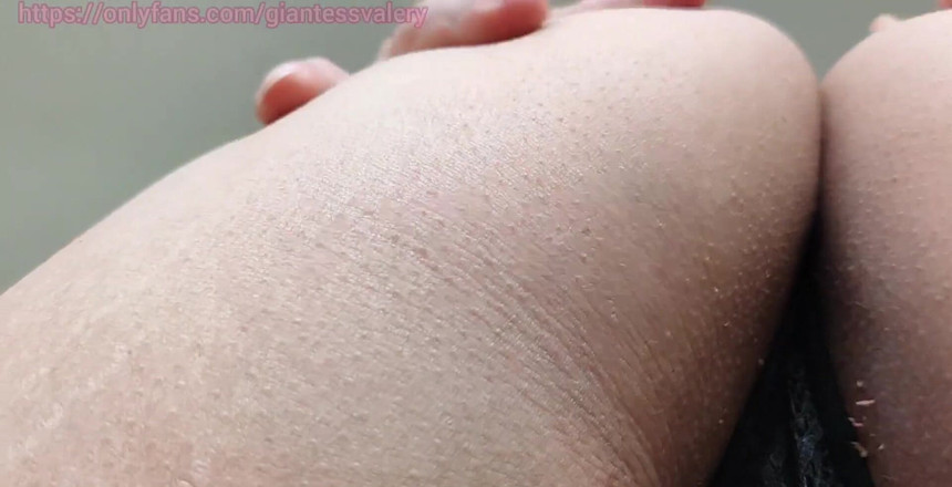 Giantessvalery: 这个娇小想要崇拜我的屁股...我会答应他的愿望，让我们看看他将如何处理我的大屁股！