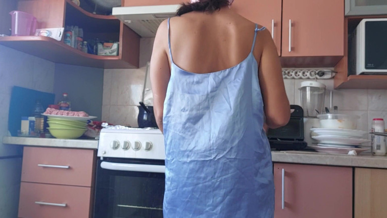 Amateur_MS: Wanita berbulu sensual di dapur