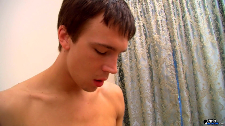 Homo Emo: 쪼이는 젊은 엉덩이 따먹기!