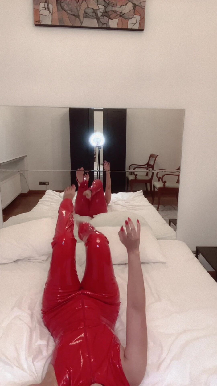 FinDom Goaldigger: Léchage d’huile sur le cul dans une combinaison rouge liquide