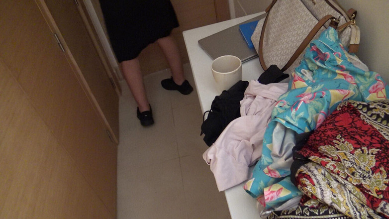 Souzan Halabi: 새로운 고객과의 첫날에 알제리 하녀