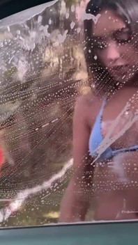 Krásná dívka v myčce aut je ošukaná jedním ze svých klientů!