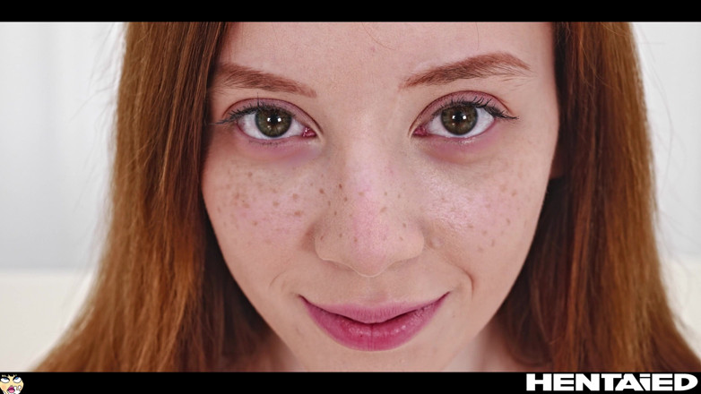 Hentaied: Skutečný život Hentai - Krásná zrzavá lottie Magne masturbuje, když je překvapena...