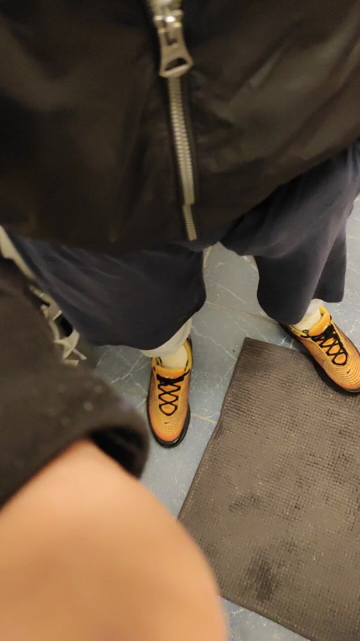 SmokedAlloy2: Dirtyjunkbro trong nhà vệ sinh đầy nước tiểu, tất có mùi...