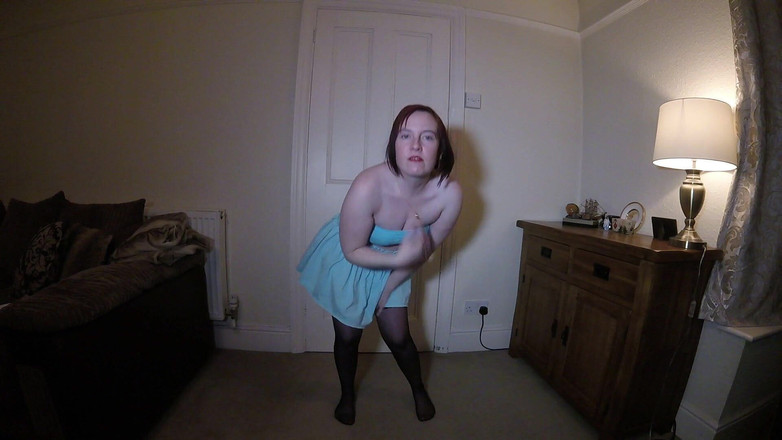 Littlevixen: Vrouw danst in minirok en tietenbuis