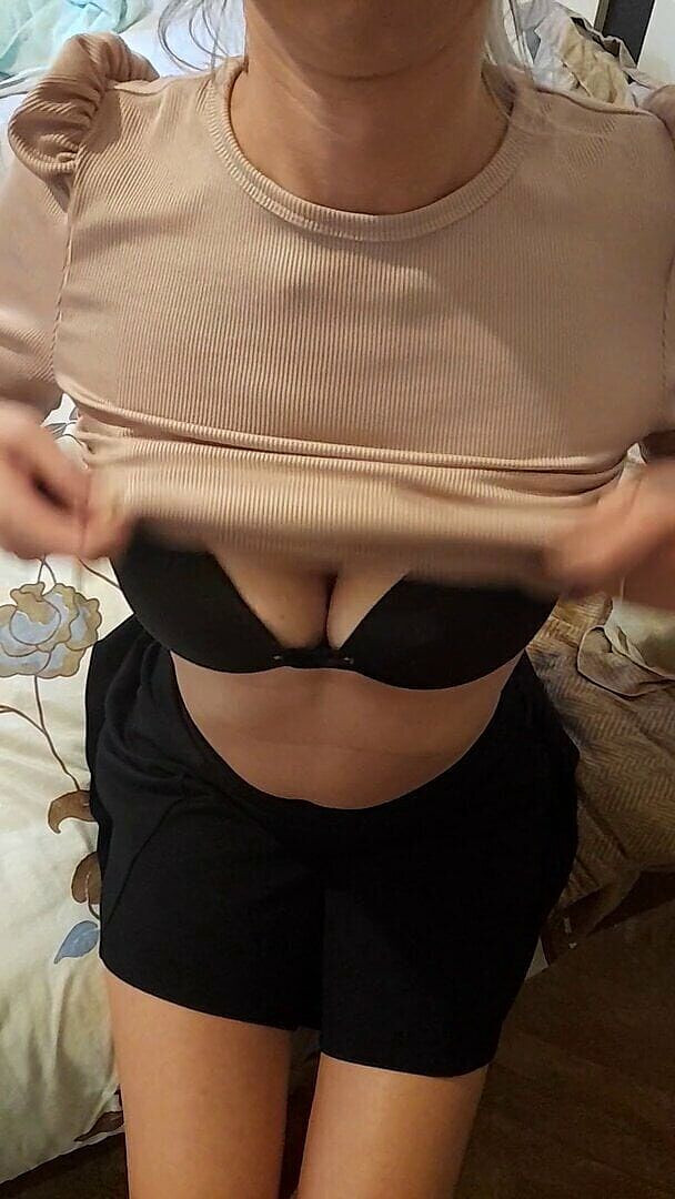 Audrey: Une belle-mère utilise son cul blanc sexy pour te faire...